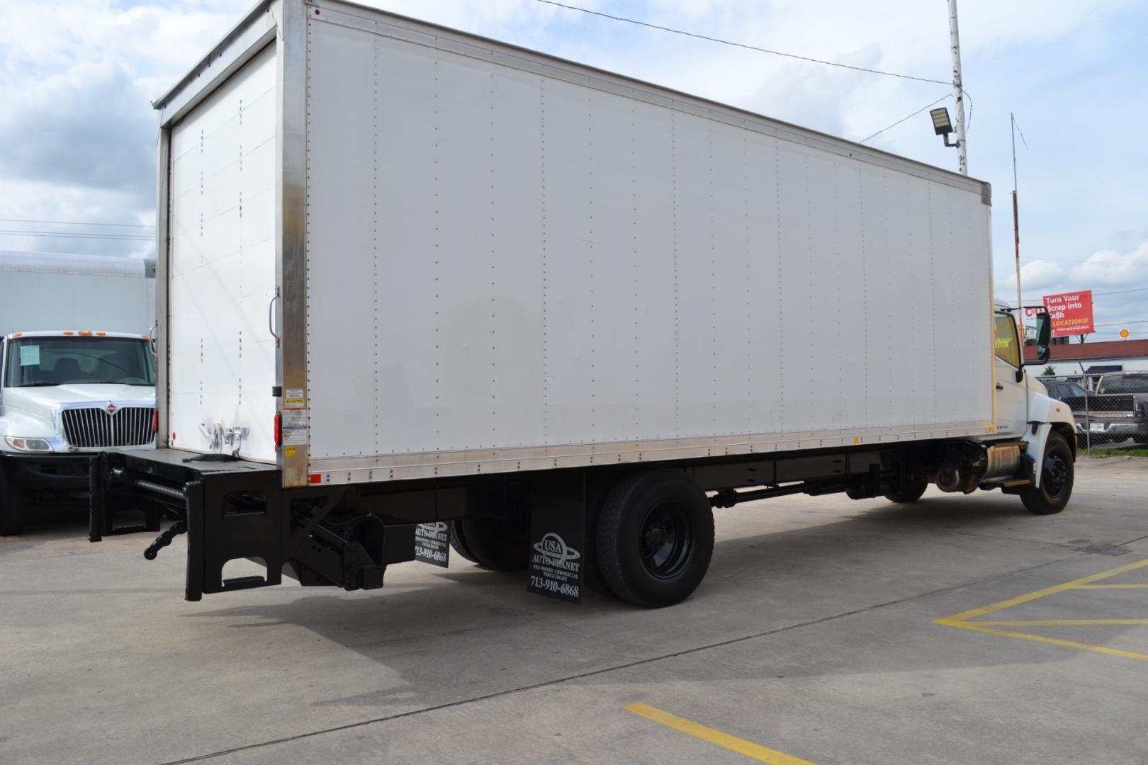 2020 WHITE /BLACK HINO 268 with an JO8E-WU 8.0L 230HP engine, ALLISON 2200HS AUTOMATIC transmission, located at 9172 North Fwy, Houston, TX, 77037, (713) 910-6868, 29.887470, -95.411903 - 25,950LB GVWR NON CDL, 26FT BOX, 13FT CLEARANCE, HEIGHT 103" X WIDTH 102", 2,500LB LIFT GATE, 95 GALLON FUEL TANK, SPRING RIDE, COLD A/C - Photo#4